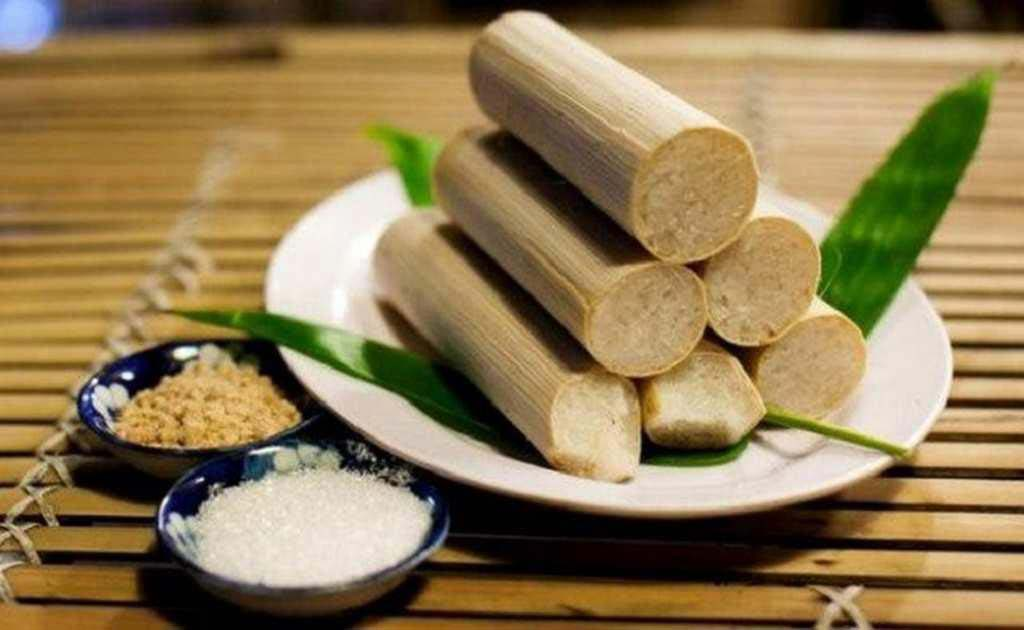 Traditional bamboo-tube rice from Pu Luong served on a plate with salt and sesame dipping.