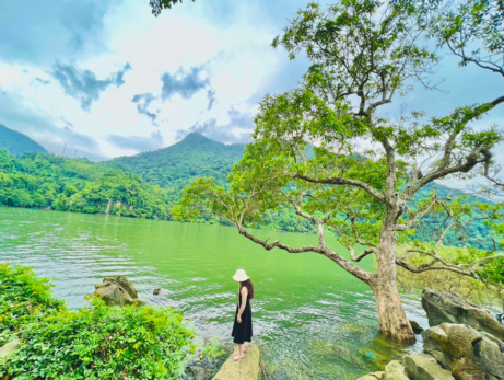Ba Be Lake boat tour surrounded by limestone mountains and green water in Northern Vietnam