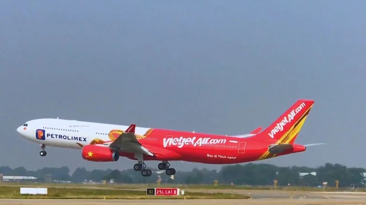 VietJet Air aircraft on the runway, showcasing the airline’s modern fleet and extensive domestic and international flight network.