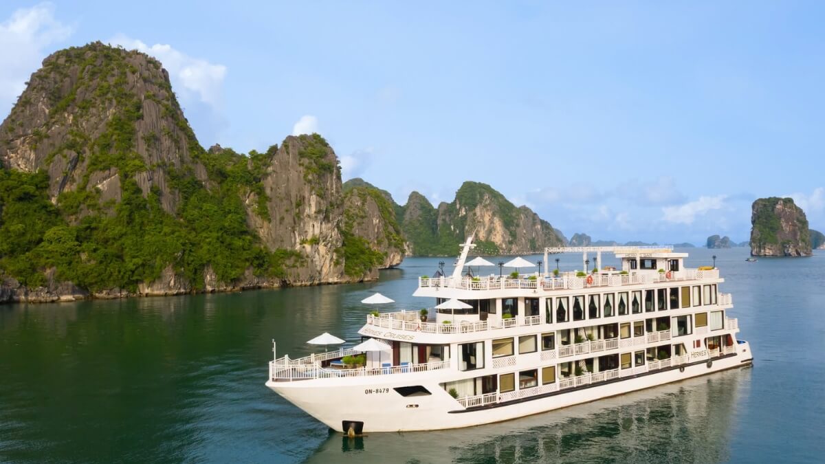 Hermes Cruise sailing through the limestone islands of Ha Long Bay