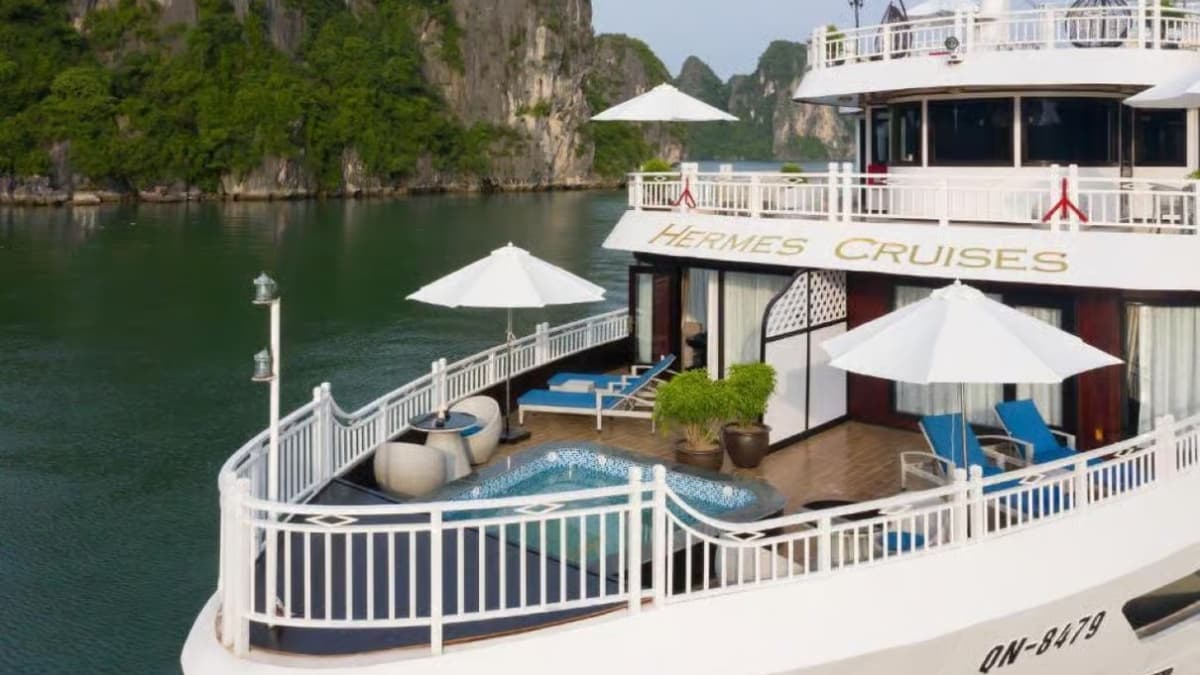 Hermes Cruise sailing through Ha Long Bay